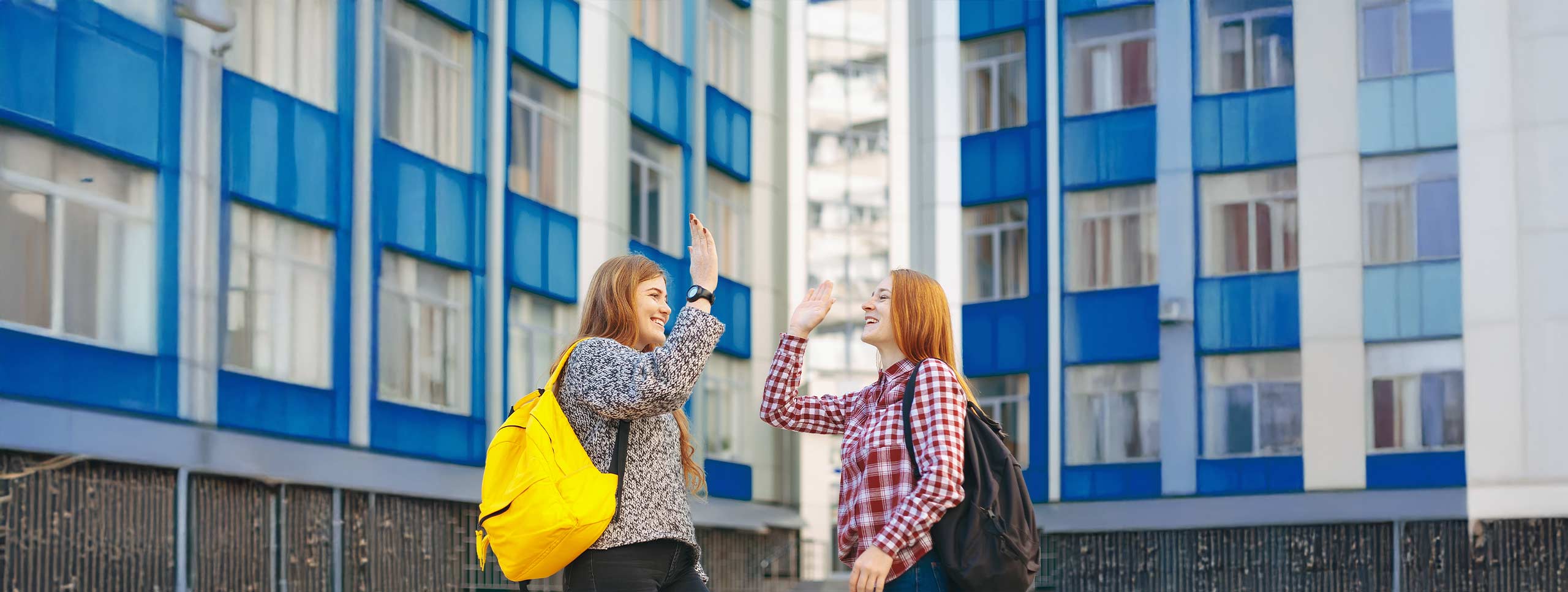 Junge Menschen freuen Sie auf das Studentenwohnheim Landau